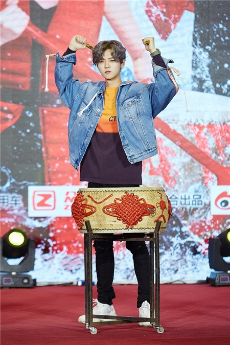 鹿晗为正能量继续奔跑 保温杯少年揭秘杯中饮品
