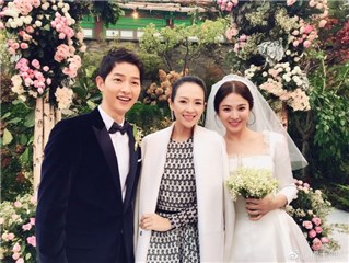 章子怡出席双宋大婚 宋慧乔的婚纱典雅又美丽