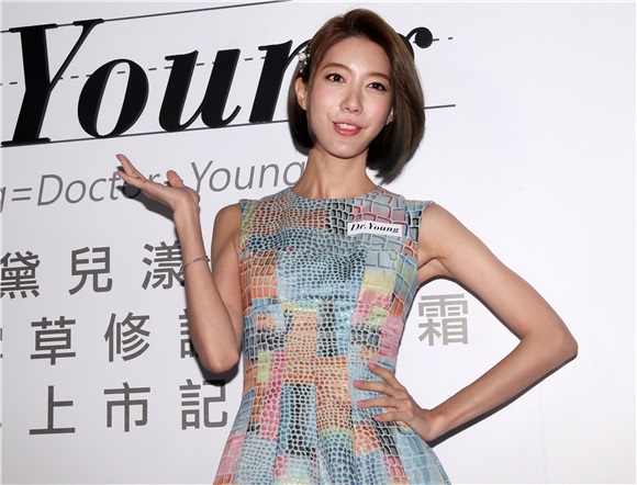 宋米秦出席医美保养品牌活动 分享保养肌肤秘诀