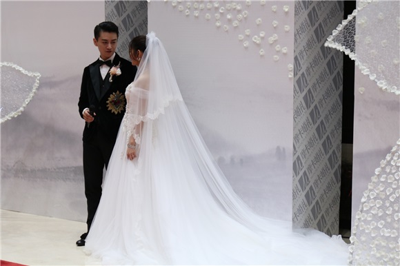 陈妍希穿婚纱与陈晓双双亮相 十指紧扣对视难掩幸福之情