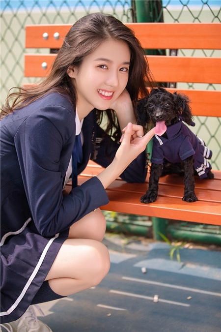 李凯馨开始北电大学生活 与爱犬「亲子装」写真超萌来袭