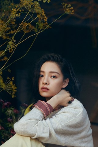 张艺上下狠手DIY刘海？粉丝：自己剪的刘海会砍樵吗