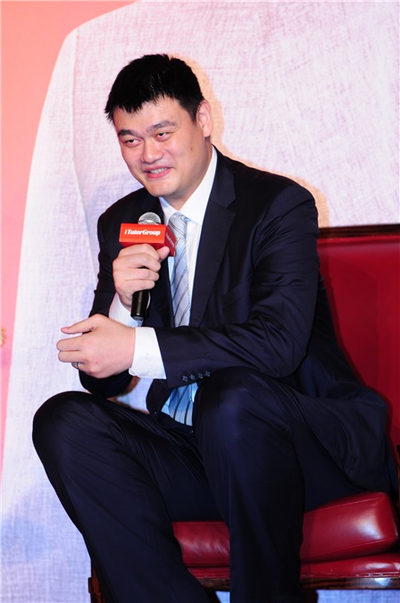〈Yes 上海现场〉姚明变身顾问 西装笔挺