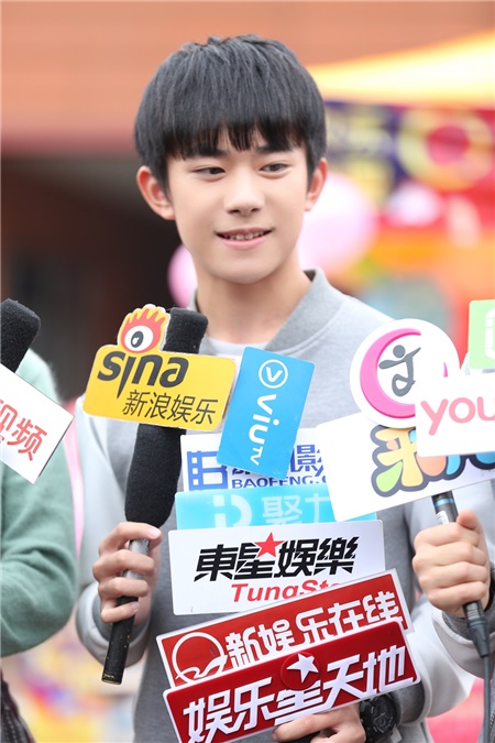 《少年时代》迎百人探班 TFBOYS薛之谦「棒球力」秀翻全场