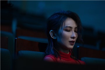 戴佩妮《被动的观众》首日空降六榜冠军，断货紧急追加