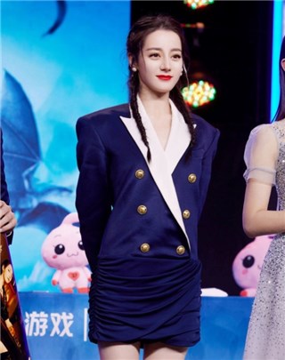 迪丽热巴签名蘸口水  萌趣可爱像极了在数钱
