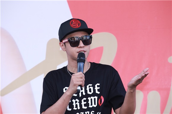 恺乐宣传首张EP《久等了》签唱会 罗志祥现身站台