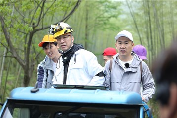 孙红雷带着“智囊团”成员们一骑绝尘