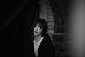 阚清子发布极简黑白写真  粉丝开启文案创作大赛模式