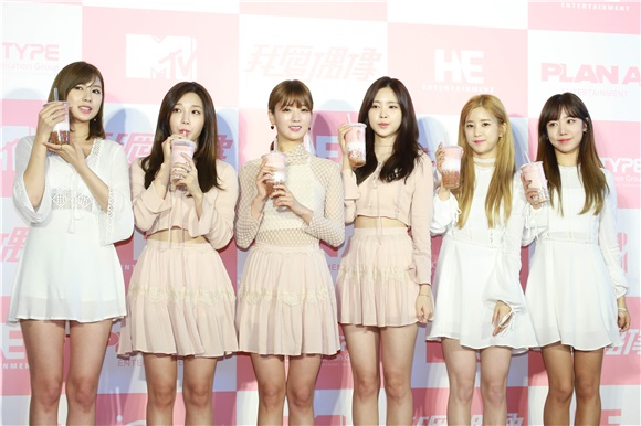韩国女团APINK出席独家MTV进棚记者会
