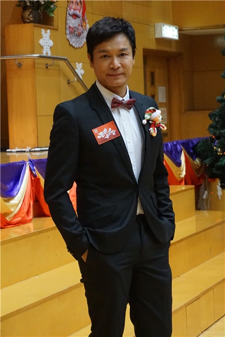 蔡少芬与郭晋安《老表3》拍摄圣诞联欢场景