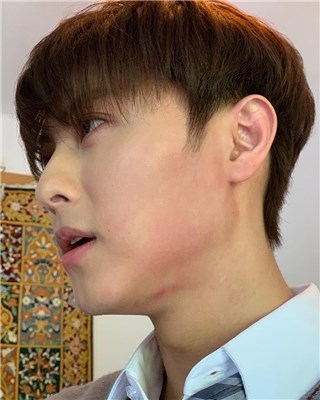 王子邱胜翊晒“挨打”自拍 粉丝心疼被赞“敬业哥”