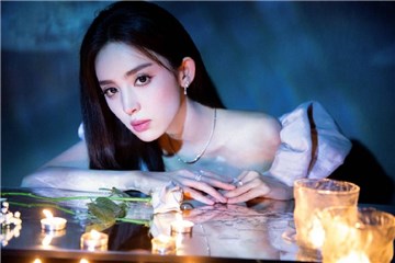 古力娜扎一字肩礼服秀完美锁骨  侧颜迷人颜似清水芙蓉