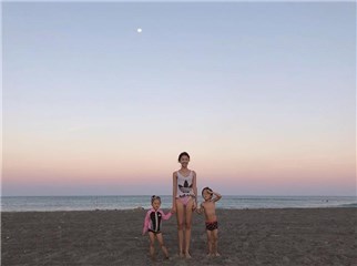 隋棠晒“粉红天空”喊幸福  逆天笔直美腿超抢镜
