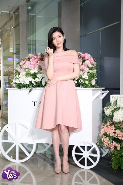 〈Yes 台北现场〉郭雪芙张轩睿出席珠宝展 戴樱花对戒享受浪漫春季