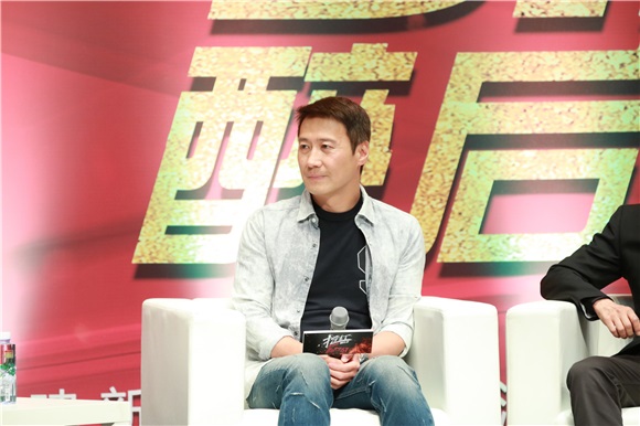 《抢红》抢下本周国产片预售第一 张涵予黎明「大小宝」合体