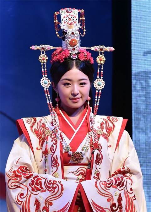 张含韵玩穿越脸圆似福娃显呆萌 张一山古装显丑、沈梦辰灿笑露双下巴