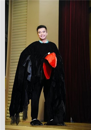 许亚军后台扮演乌鸦照片