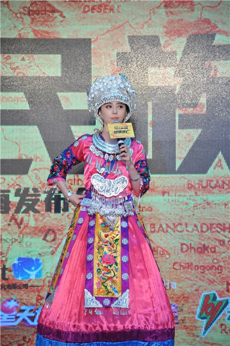 成龙《绝地逃亡》发布会「最炫民族风」跳舞卖萌 范冰冰变身「最美苗族小妹」