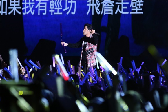 五月天演唱会最终唱 周董雨中登台合唱