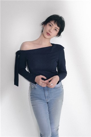 演员杨舒婷春日写真曝光  个性短发尽显时尚魅力