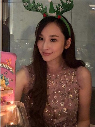 吴佩慈日前斥资七千万办电影节 但耶诞头饰淘宝买的