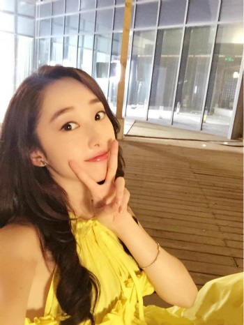蒋梦婕晒九宫格自拍发福利 网友:美翻了,求嫁