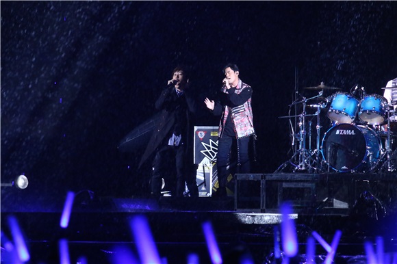 五月天演唱会最终唱 周董雨中登台合唱