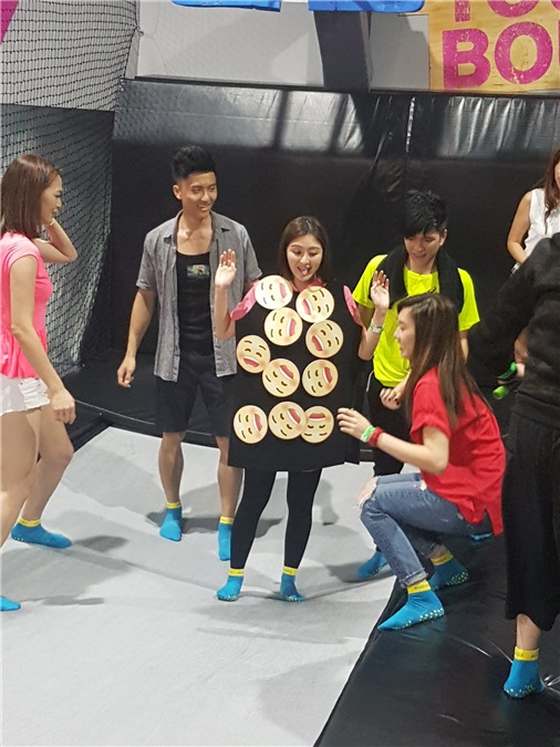 欧阳震华、胡定欣、罗兰、胡枫、滕丽名等出席TVB《一屋老友记》活动