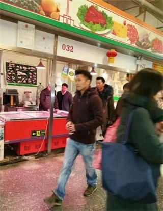 谢霆锋笑容满面现身市场 买菜不忘提前拜年