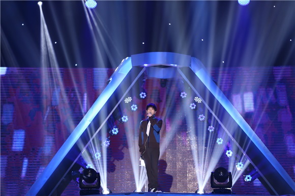 华晨宇颠覆式改编《我的滑板鞋》 炸裂全场2016全新神曲诞生