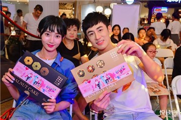 郝修修饰演者 魏小也(左)与 谭坛坛饰演者 林昕阳(右)