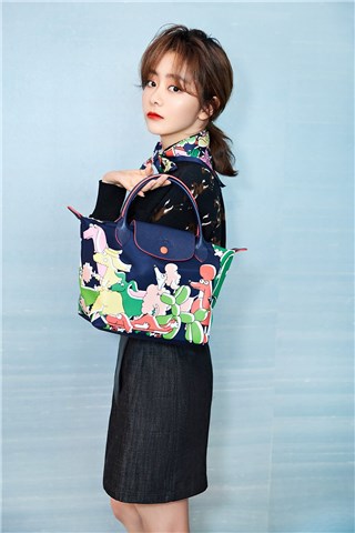 谭松韵出席品牌活动 送咖啡拍合照宠粉狂魔上线