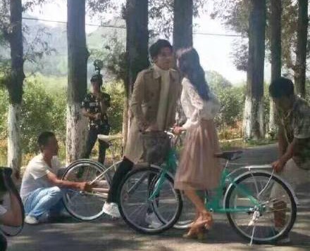 《凉生》路透照曝光 马天宇孙怡湖边拍戏