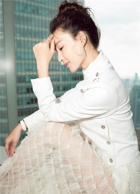王丽坤展优雅颈部曲线 被赞:「天鹅颈」