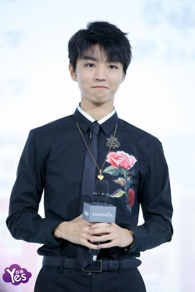 〈Yes 北京现场〉王俊凯全黑亮相变身玫瑰王子 暖笑卖萌尽显少年可爱本性