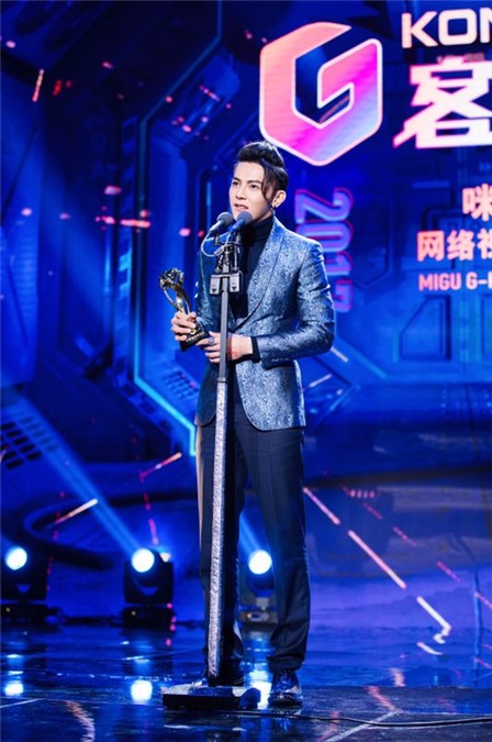 汪东城颁奖盛典献唱燃爆全场 获最佳男演员坦言继续努力