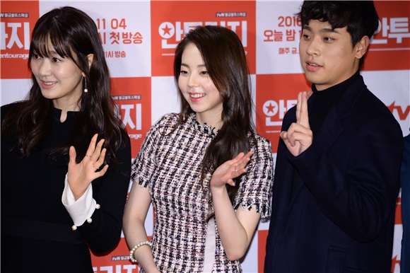 今日(11月4日),tvN 最新金土剧(周五.六播出的剧集)《Entourage》在首尔市清潭 CINE CITY 举办了特别版抢鲜看试映会兼红毯活动,