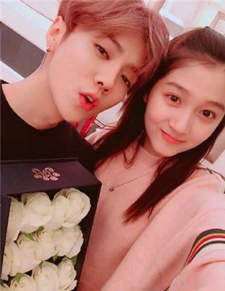 鹿晗31岁生日女友却没发文？关晓彤掐点藏甜蜜巧思为鹿晗送生日祝福