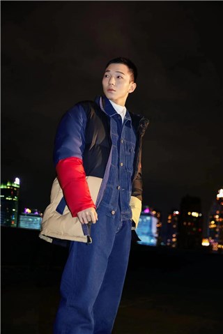 先锋音乐人蔡维泽时尚大片出炉 撞色牛仔装玩转型酷个性