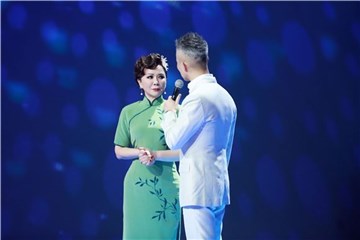 蔡明撒娇状若少女