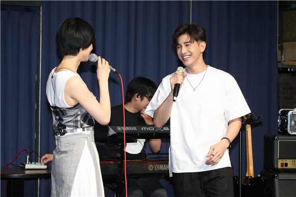赖雅妍举办公益演唱会总彩张立昂送上三宝