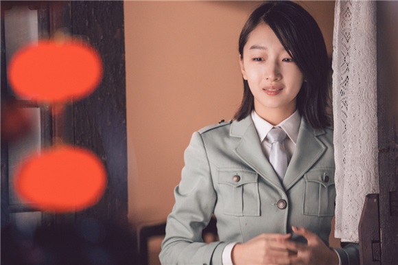 《麻雀》周冬雨制服造型曝光 帅气与柔美并存