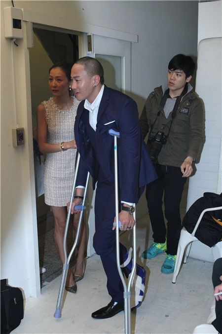 何润东与老婆和爸妈一起拍摄结婚周年纪念照