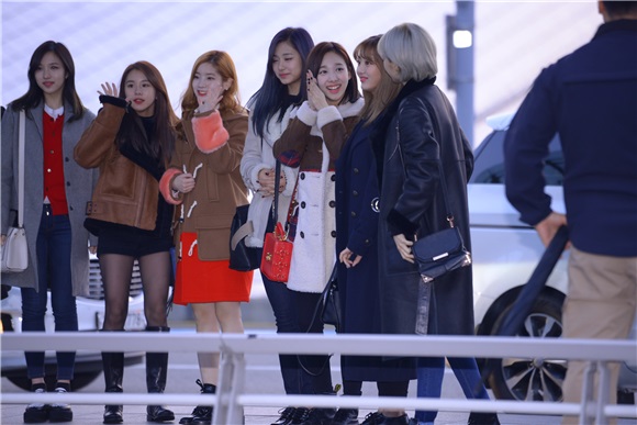 GFriend、TWICE前往香港参加《2016MAMA》