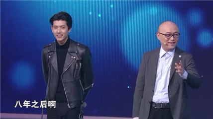 三号男嘉宾身穿皮衣帅气登场