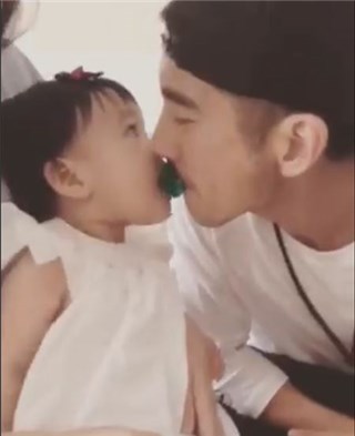最强小三再出现! 修杰楷与咘咘传奶嘴 画面超有爱