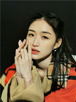 康可人出席《双子杀手》首映红毯 典雅大气散发摩登韵味