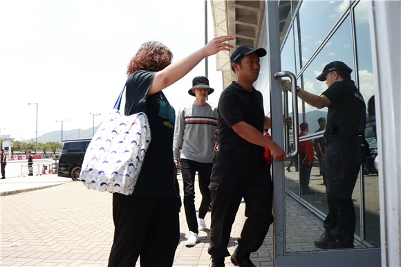 韩团XEO成员离港 粉丝热情道别