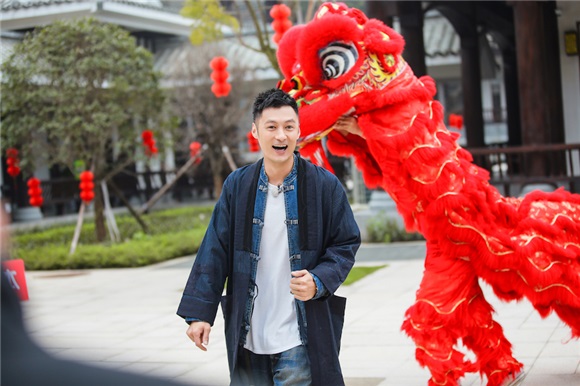余文乐《24小时》弃型男包袱 穿东北大花袄扭秧歌